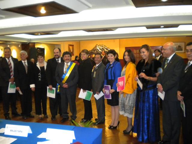Miembros de la Directiva y de los Comités del Club junto al Presidente Ariel Mariaca