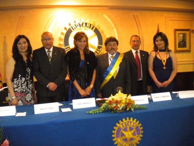 El Presidente de Rotary Sopocachi Ariel Mariaca y la Presidente de Rotaract Sopocachi Erika Uriona junto a las autoridades de la testera